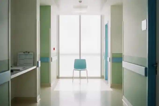 מומחה רפואי מטעם בית הדין לעבודה בוחן תיק רפואי בחדר עבודה