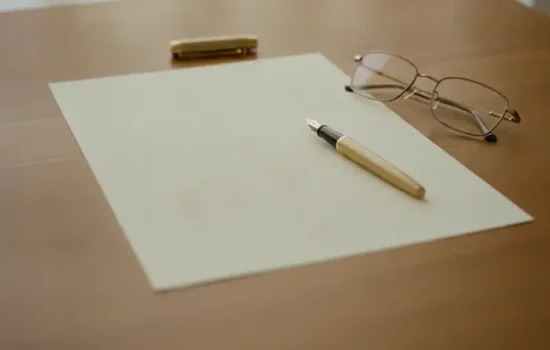 עט נובע, משקפי קריאה ודף ריק על שולחן עץ בהיר, לקראת עריכת ייפוי כוח מתמשך