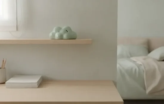 חדר ילדים מסודר עם קופת חיסכון על מדף ושולחן ריק