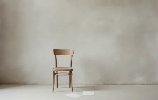 חדר כמעט ריק עם כיסא בודד ליד קיר