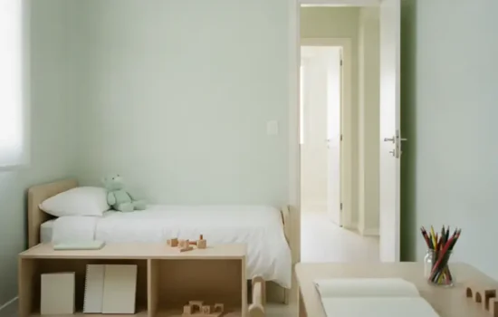 חדר ילדים מסודר וריק עם דלת פתוחה למסדרון