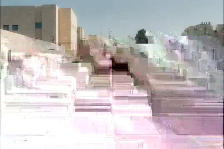מדרגות כניסה לבניין ציבורי באור בוקר