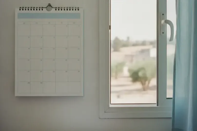לוח שנה קיר ריק לחלוטין ליד חלון