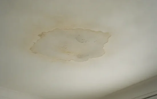 כתם רטיבות יבש בפינת תקרה בדירת מגורים