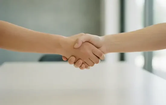 שתי ידיים לוחצות מעל שולחן ריק לחלוטין